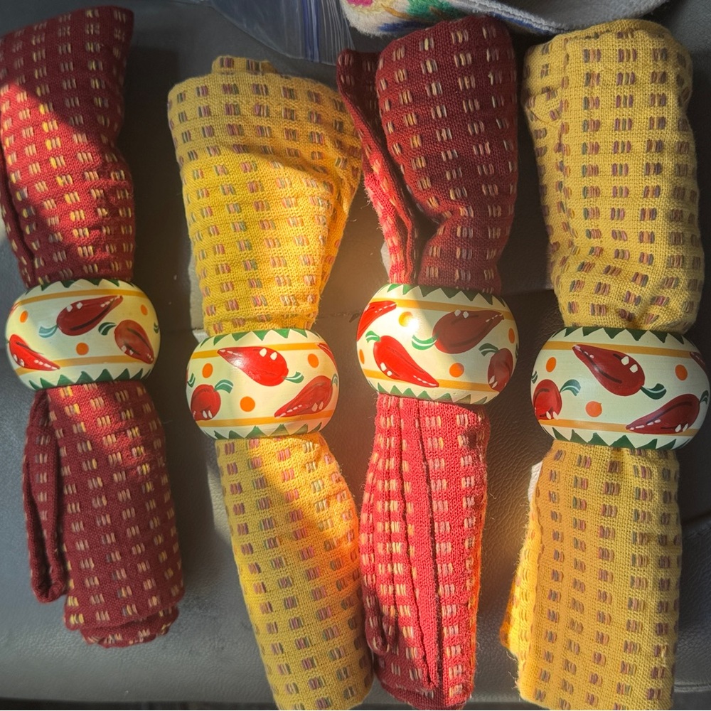 Vintage Set of 4 Chili Pepper Napkin Rings with Red and Yellow Waffle Napkins